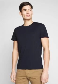 Pier One 2 Pack - Camiseta Básica - White/Dark Blue -Tienda De Moda Boutique 29e824f9825c4b58be6620e83ee4ac6b