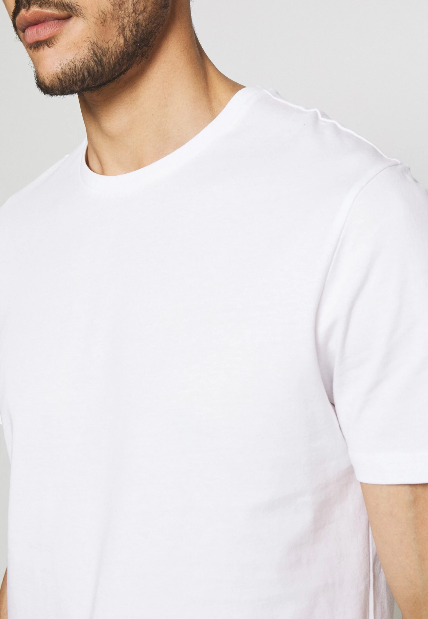 Pier One 5 Pack - Camiseta Básica - White/Black/Bordeaux 10 Pier One 5 Pack - Camiseta Básica - White/Black/Bordeaux - Imagen 10