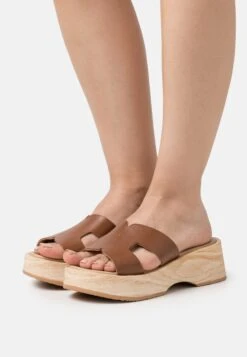 Pier One Leather - Zuecos - Cognac