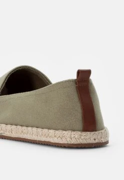 Pier One Rena Espadrille Unisex - Alpargatas - Olive -Tienda De Moda Boutique 8b1ef3dce9d344a08d816af96a53324d