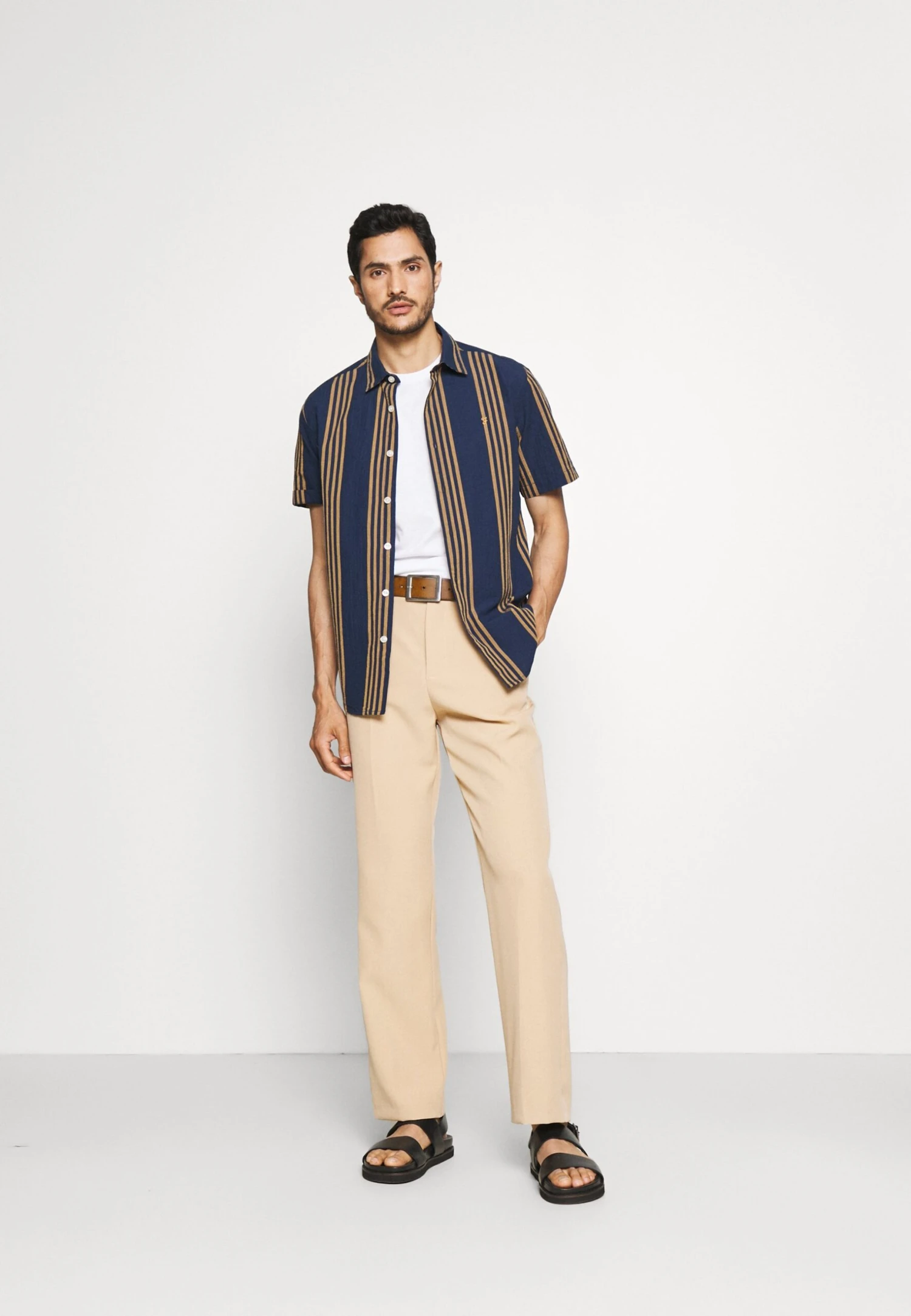 Pier One 5 Pack - Camiseta Básica - White/Black/Bordeaux 1 Pier One 5 Pack - Camiseta Básica - White/Black/Bordeaux