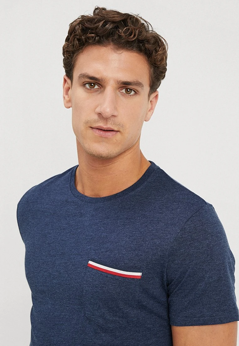 Pier One Camiseta Básica - Mottled Dark Blue 5 Pier One Camiseta Básica - Mottled Dark Blue - Imagen 5