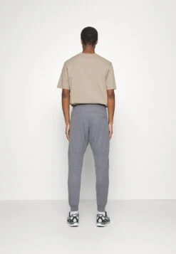 Pier One Pantalones Deportivos - Dark Grey -Tienda De Moda Boutique d666750459d94c8ea69b6648f54c3e51