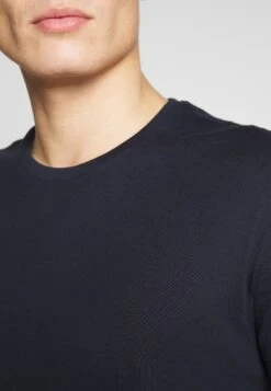 Pier One 2 Pack - Camiseta Básica - White/Dark Blue -Tienda De Moda Boutique de6827f8d2cf4a2c856d09a9d7f8109d