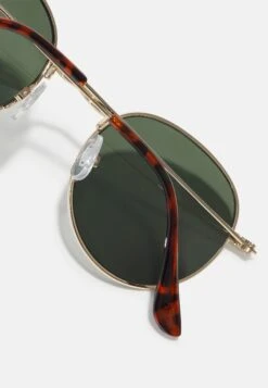 Pier One Unisex - Gafas De Sol - Gold-Coloured/Green -Tienda De Moda Boutique e92d3af19b37403e9750478796cb172c